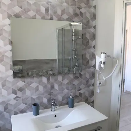 Mimi 卡斯特尔萨多